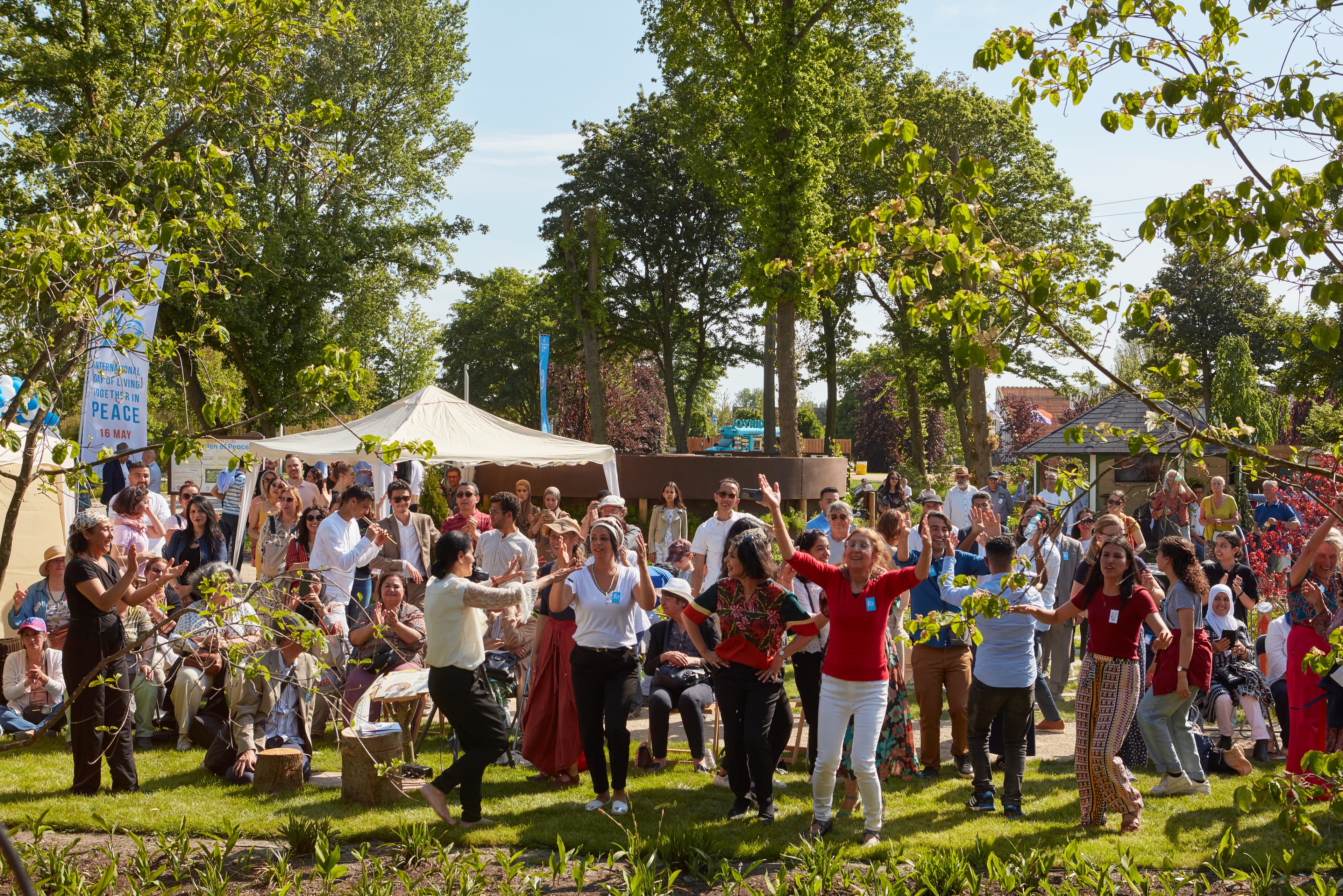 Mensen dansen in de Garden of Peace