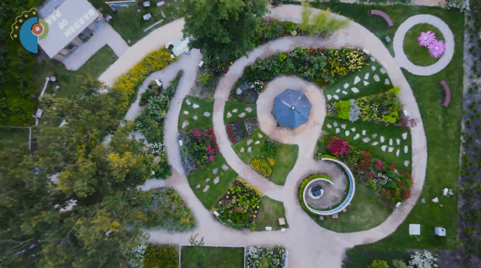 Luchtopname van de Garden of Peace op de Floriade 2022: cirkelvormige paden, bloemperken en paviljoen in het midden