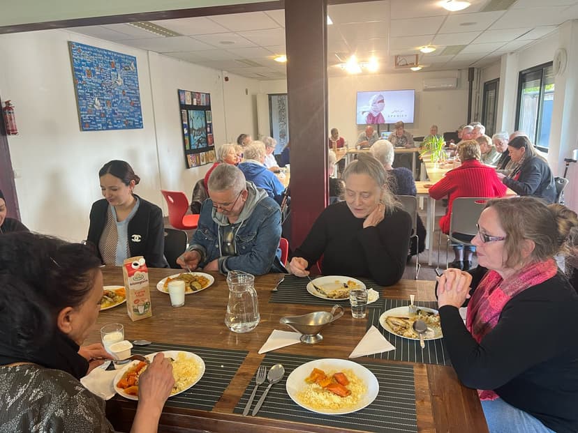 Aan het eten in Huis van Vrede
