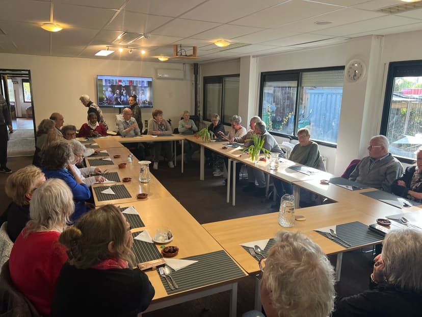 Aan tafel in Huis van Vrede