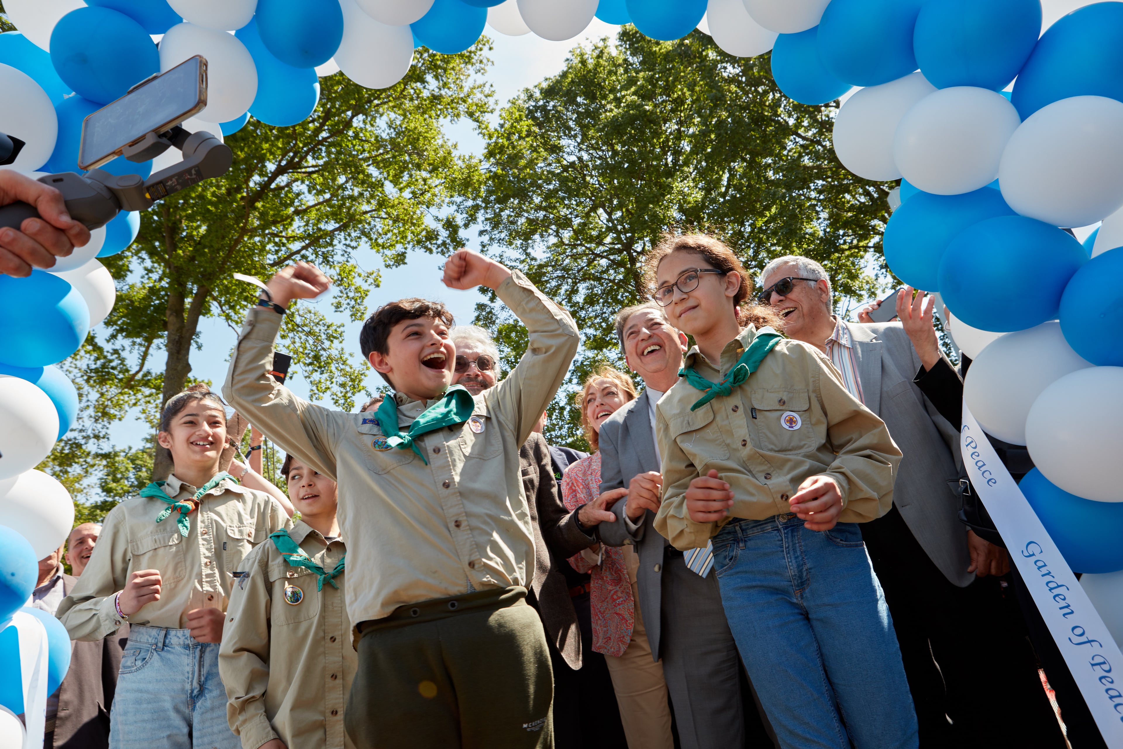 Jongeren van Scouting de Cirkel vieren samen een mooi moment