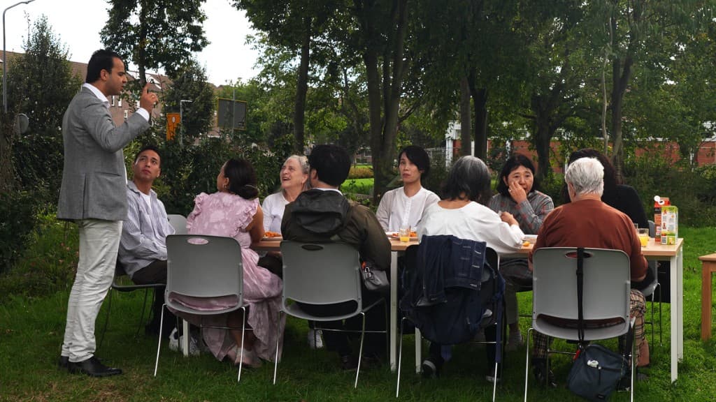 Gesprek in de tuin van Huis van Vrede tijdens het bezoek van de Japanse onderzoekers